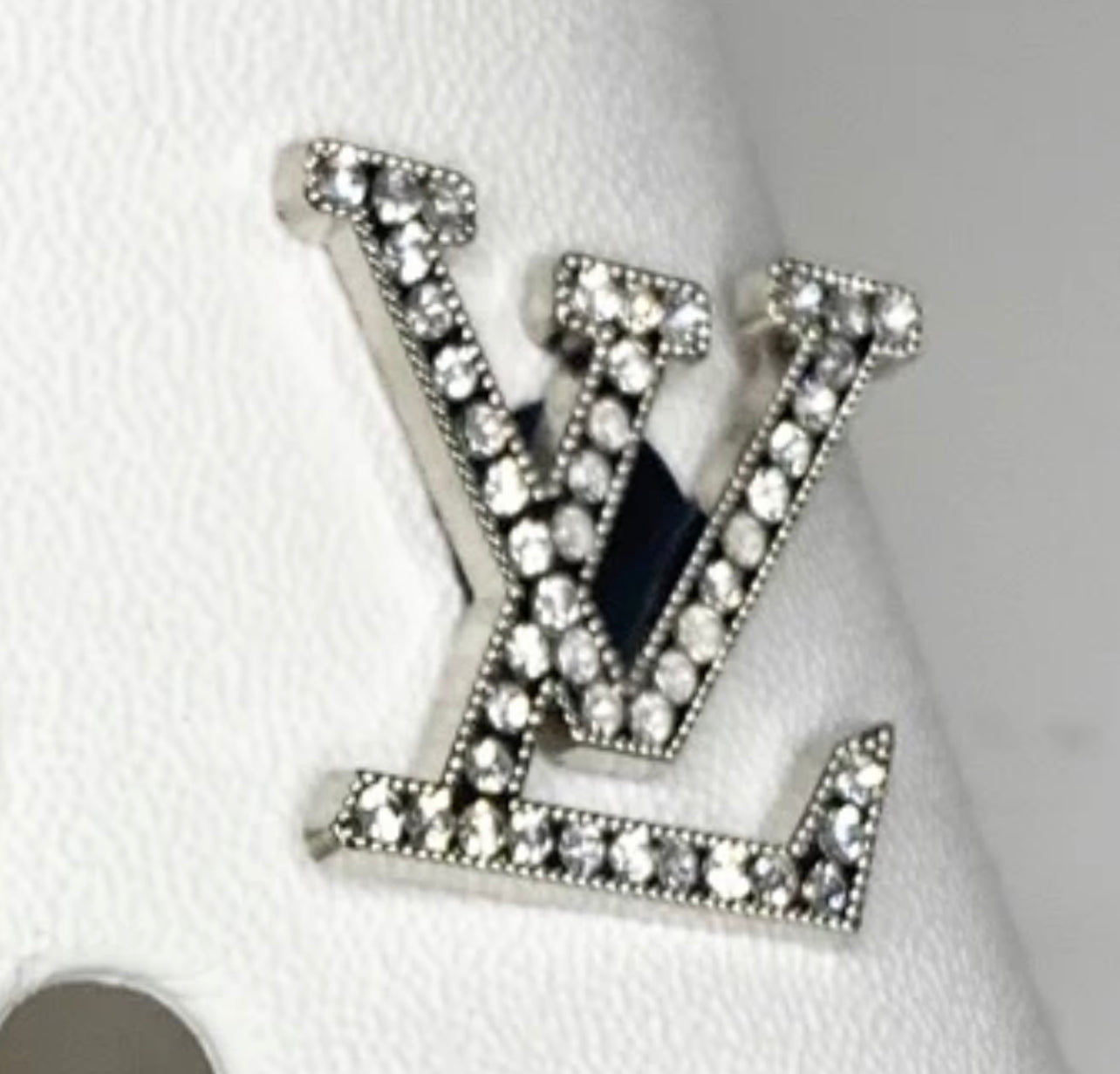 White Gold LV Croc Klip